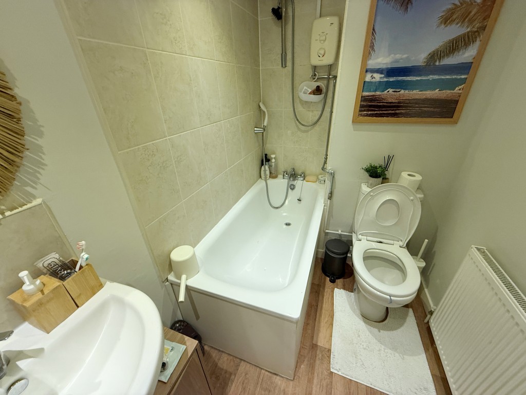 Lot: 61 - BLOCK OF FIVE FLATS FOR INVESTMENT IN TOWN CENTRE - Flat 4 bathroom with WC